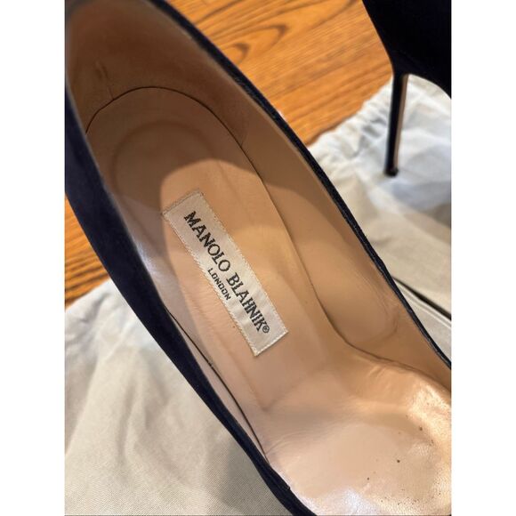 Manolo Blahnik BB US$865.00 Navy Suede Pointed Toe Pumps Navy Suede Pointed Toe - Picture 3 of 7